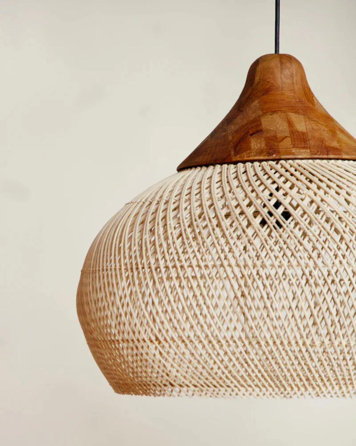 L’Orbe Céleste – Elegancka lampa wisząca z rattanu