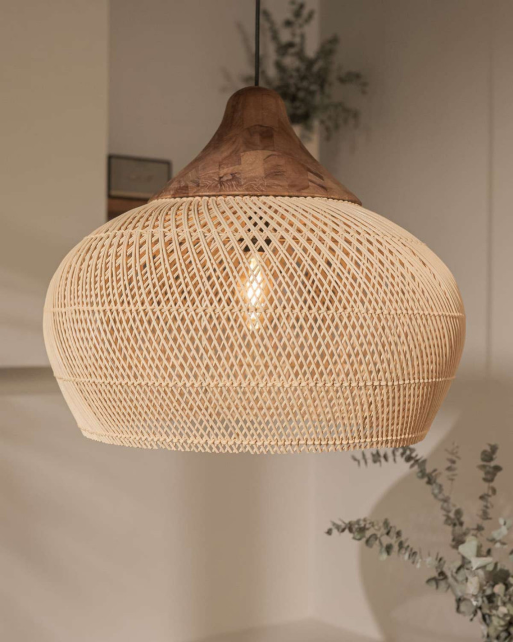 L’Orbe Céleste – Elegancka lampa wisząca z rattanu